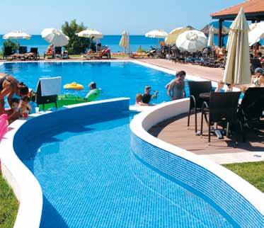 Hlavní 4podlažní budova hotelu nabízí vstupní halu s recepcí, výtah, bar s TV, restauraci s řeckou i mezinárodní kuchyní.