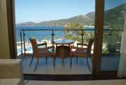 > Kefalonia Sami sleva až 17 % za včasnou rezervaci Letovisko: Sami Stravování: polopenze Večeře: servírované, výběr z menu Poloha: tento luxusní boutique hotel byl postaven