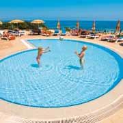 Hotel pravidelně organizuje v hlavní sezóně denní a večerní animační programy.