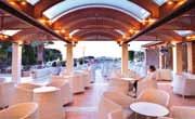 Vybavení: vstupní klimatizovaná hala s recepcí a posezením, komplex několika budov (maximálně dvoupatrových spojených výtahem) v zahradě, hlavní restaurace, restaurace à la carte, 3 bary (plážový bar