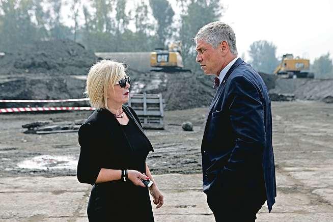 LIDÉ VE VRATIMOVĚ SE DOČKALI, KALY ZBÝVALÝCH PAPÍREN ZMIZELY Hejtman IvoVondrák a náměstkyně hejtmana Jarmila Uvírová při kontrole ve Vratimově Vedení Moravskoslezského kraje se podařilo vyřešit