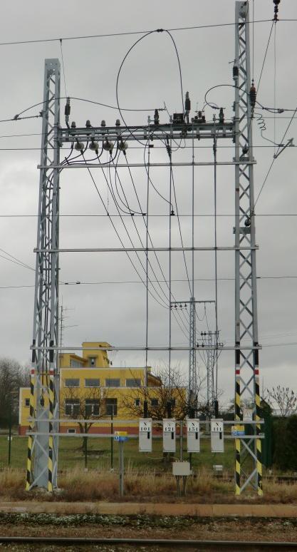 Odpojovače jsou dálkově ovládány z rozvaděče POZ 8, který je umístěn v trakční měnírně v rozvodně 1,5 kv. Zpětné vedení (viz obr. 9), tzn.
