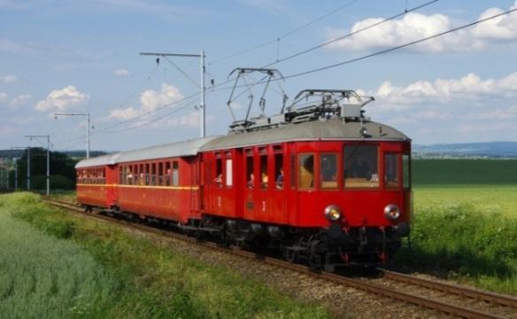 1 Základní informace o elektrické dráze a napájecím systému 1.1 Obecně Trať Tábor Bechyně byla první elektrifikovanou tratí na území tehdejšího Rakouska Uherska.