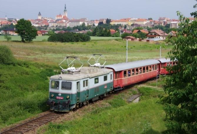 Elektrický vůz M 410.001 Elektrický vůz M410.001 byl náhrada za vyhořelý M400.004. Královopolská strojírna v Brně vyrobila skříň a pojezd vozu. Škodovy závody dodaly elektrickou výzbroj vozu.