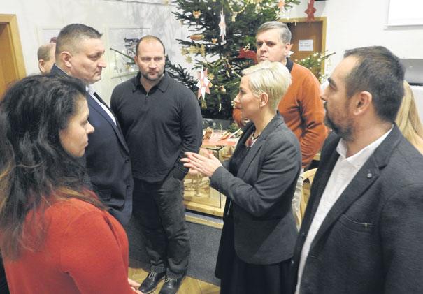 LITVÍNOV Rozpočet na příští rok podpořilo čtrnáct zastupitelů Zastupitelé diskutují se starostkou Kamilou Bláhovou (vpravo) o rozpočtu.
