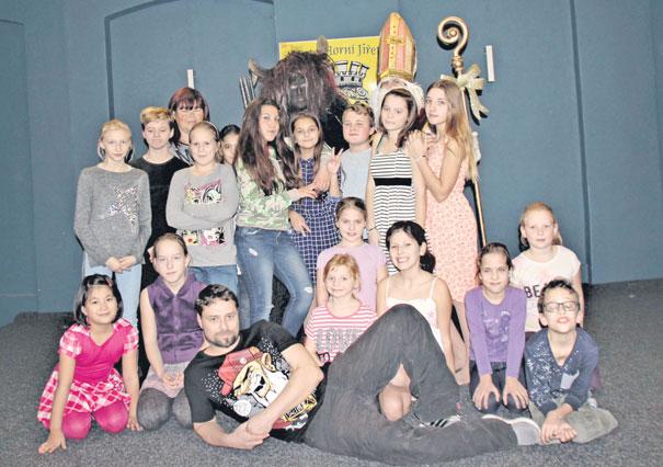 HORNÍ JIŘETÍN Poslední trénink taneční skupiny Los Gatos z Horního Jiřetína přinesl také mikulášskou nadílku. Děti obdivovaly Spejbla a Hurvínka Děti ze školní družiny v Horním Jiřetíně si 30.