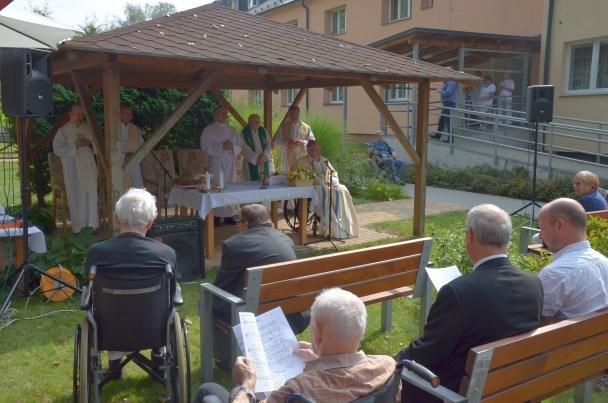 Stalo se I malá rodina umí velké věci V září jsme zahájili nejen nový školní rok, ale i další vzdělávání našich studentů, a to výstavou výtvarných prací dětí a mládeže se specifickými problémy, a to