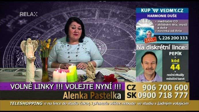 tři věci, a zapálí tibetskou vonnou tyčinku s tím, že až dohoří, přijde vzestup a osvobození ducha, začnou se dít zázraky.