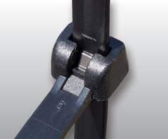 Při zpracování pásků kleštěmi je přesahující konec pásku odstřižen a minimálně vtažen do hlavičky zámku pásku. Tím nevzniká žádné nebezpečí zranění o přesahující hranu ustřiženého pásku.