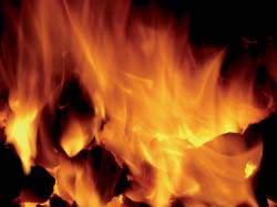 Tato zkouška se používá ke zjištění: 1) zda zkušební plamen za definovaných podmínek nezpůsobí zapálení částí 2) zda hořlavá část zapálená zkušebním plamenem za definovaných podmínek má omezenou dobu
