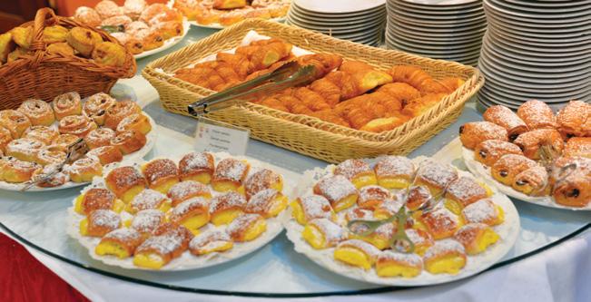 Pokoje STANDARD PLUS (20m²) s možností přistýlky, jsou po částečné rekonstrukci (např. výměna zámku u dveří, výměna matrací atd.), nejedná se o zásadní, viditelnou změnu designu a vybavení pokoje.