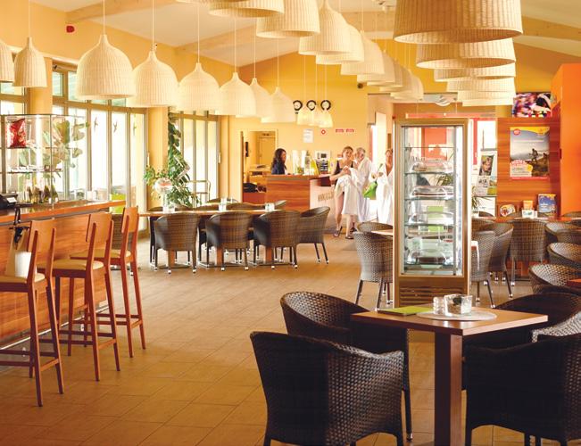 Hotel má 40 moderně zařízených pokojů (sprcha, WC, TV, balkon nebo terasa), jednolůžkové, dvoulůžkové, rodinné pokoje s možností propojení dveřmi, pokoje pro tělesně postižené.