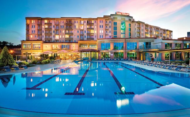 Hotel Karos Spa**** Superior Zalakaros Praha Zalakaros 560 km, Brno Zalakaros 360 km, Ostrava Zalakaros 498 km, Písek Zalakaros 465 km Moderní wellness hotel má vlastní termální lázně.