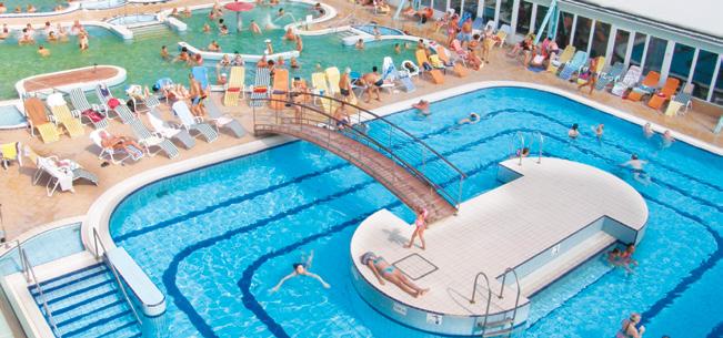 Nabízí 1 a 2 lůžkové pokoje STANDARD, které mají koupelnu s WC, fén, SAT-TV, telefon, mini-bar, trezor a 1 a 2 lůžkové pokoje STANDARD PLUS, které mají francouzskou postel, koupelnu s WC, fén,