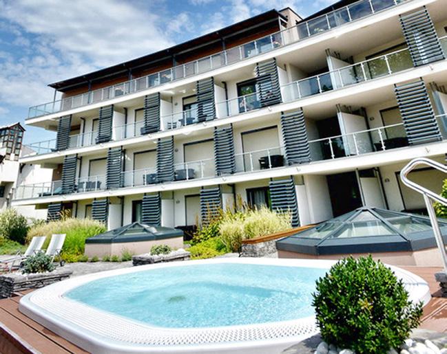 Hotel nabízí 29 pokojů PREMIUM (24 27 m²), 3 Junior Suite (35 39 m²) a 19 apartmánů DE LUXE (45 52 m²) s výhledem na hory Eged ve východním křídle a s výhledem na termální lázně v západním křídle.