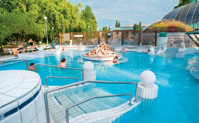 Eger Hotel Flóra*** Praha Eger 668 km, Brno Eger 465 km, Ostrava Eger 367 km, Písek Eger 648 km Z hotelu lze přejít rovnou do termálních lázní.