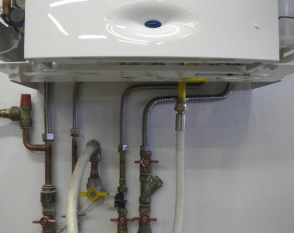 kotle a komína Instalovat odvod vody od pojišťovacího ventilu otopného systému a pojišťovacího ventilu zásobníku