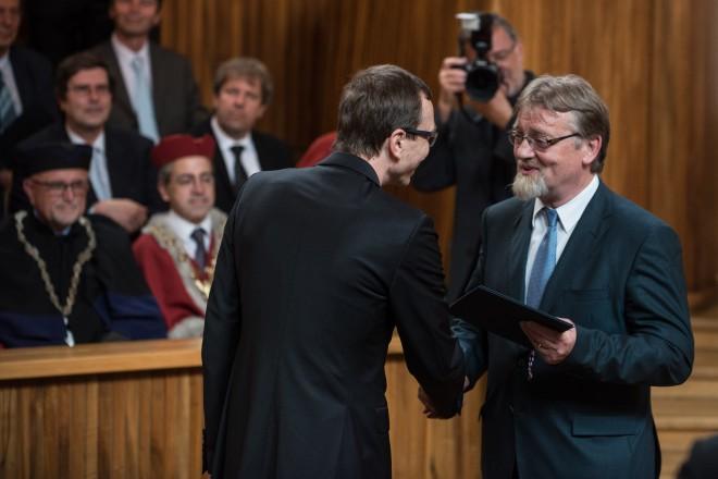 že to tak asi musí být. Fotografie na této stránce: Prof. Z. Šumník (nahoře): FN Motol; záběry z předávání dekretu: MŠMT. Jak balancujete osobní život a práci?
