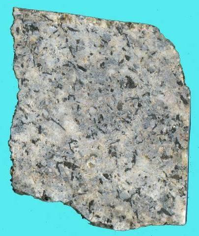 Vzhled vybraných vzorků hornin na řezu: vlevo leukogranit (neosom), Sudoměřice, téměř kolmo na foliaci i na trhliny se sillimanitem; uprostřed usměrněný lipnický granit; vpravo granit (zřejmě