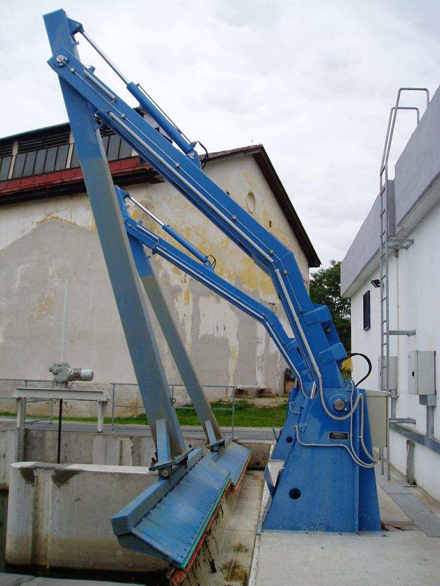 Pracovní pohyb stroje je takový, že naklápěcí rameno je spuštěno hydromotorem ke spodní části česlí.