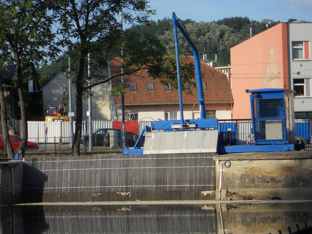 Obr. 3.5 hydraulický čistící stroj s vlastním pojezdem 3.4 Samočistící česle Samočisticí česle jsou univerzálním odlučovacím zařízením pro odloučení pevných látek z kapaliny.