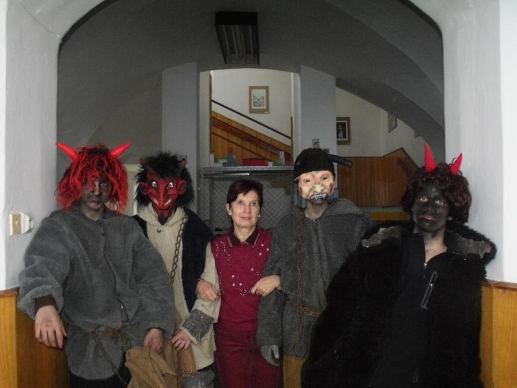 Každoročně do naší školy v prosinci zavítá Mikuláš, hodní andělé, ale i čerti.