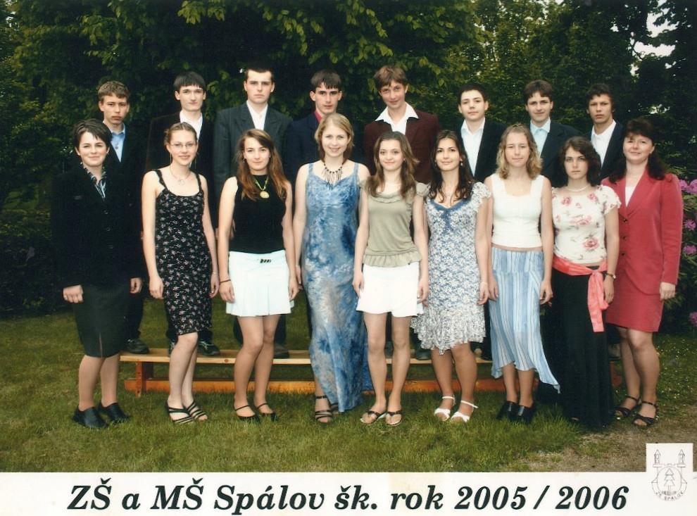 Absolventi školních let 2005 2015 Rok 2005-2006 9. třída: třídní učitelka Mgr. Marie Süsenbeková 1. řada zleva: L. Filipová, D. Šubertová, Z. Gattnarová, D. Maršálková, K. Opršalová, J. Bláhová, P.