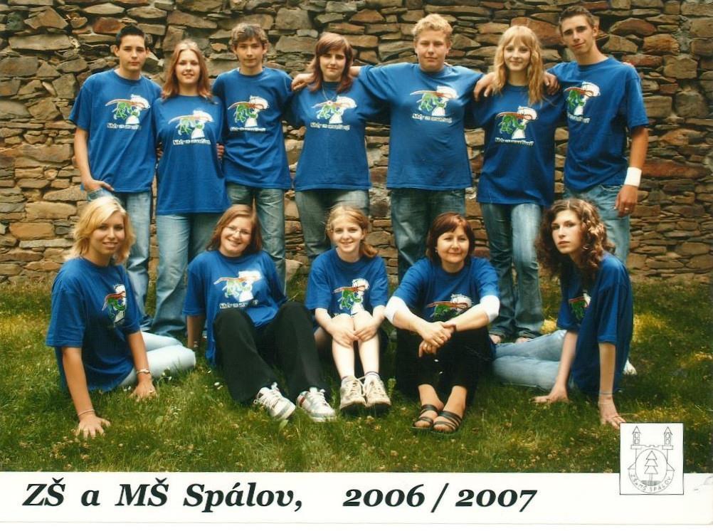 Rok 2006-2007 9. třída: třídní učitelka Mgr. Jarmila Mazáčová 1. řada zleva: N. Gronesová, M. Pirnosová, E. Mollnhuberová, Š. Flodrová. 2. řada zleva: R. Sendler, K.