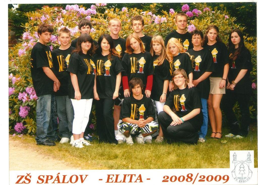 Rok 2008-2009 9. třída: třídní učitelka Mgr. Vlasta Šustková 1. řada zleva: T. Urbiš, V. Král, L. Bergerová, S. Šustková, N. Majerová, Z. Thimová, S. Filipová, T. Opršalová, N. Polcíková, sedící: E.