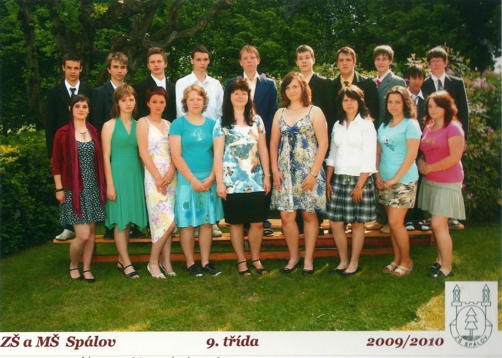 Rok 2009-2010 9. třída: třídní učitelka Mgr. Marie Süsenbeková 1. řada zleva: K. Šůstková, T. Horáková, E. Cholastová, K. Váňová, K. Mišková, D. Demlová, K. Bazalová, V. Miková. 2. řada zleva: M.