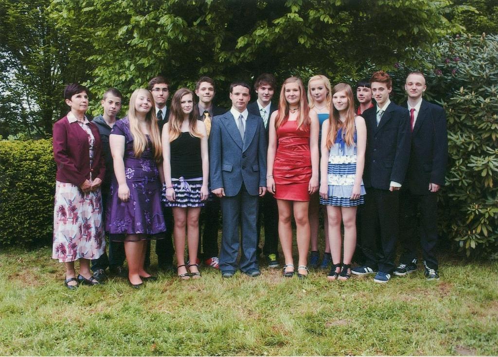 Rok 2012-2013 9. třída: třídní učitelka Mgr. Anna Jakubíková 1. řada zleva: S. Králová, D. Miková, D. Krasula, K. Chládková, L. Gramesová, P. Janíček, J. Grexa. 2. řada zleva: A.