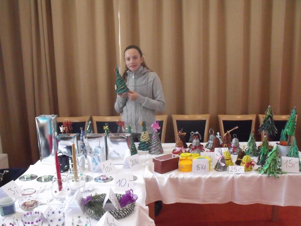 Školní sezónní jarmarky Škola již několik let tradičně pořádá sezónní jarmarky, během kterých probíhá prodejní výstava