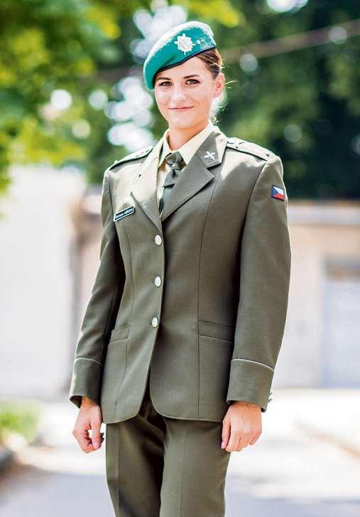 Vyvážený jídelníček pro ženu se sedavým zaměstnáním: Ovesná kaše připravovaná smlékem alyofilizované (mrazem sušené) ovoce 25 Kč 100 g ananasu, 10 g mandlí 11,5 Kč Květáková polévka, guláš z krůtího