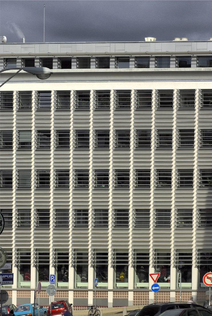 Hospodaření V tomto školním roce proběhla renovace učebny jazyků, která byla vybavena nábytkem s moderní technologií evropské úrovně. Všechny třídy 1.