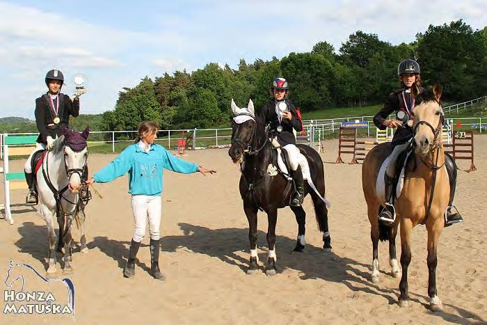 Mistrovství Středočeské oblasti ČJF Pony D + S - Dražka 2012 Skoky - kategorie jezdců 13-16 let Zleva: Lenka