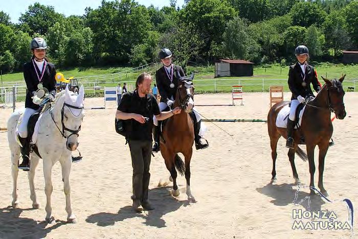 Mistrovství Středočeské oblasti ČJF Pony D + S - Dražka 2012 Drezura - kategorie jezdců 13-16 let Zleva: tereza