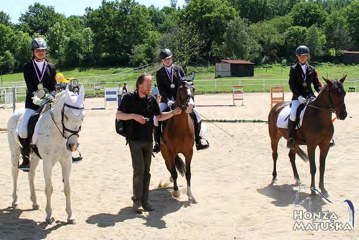 Mistrovství Středočeské oblasti ČJF Pony D + S - Dražka 2012 Drezura - kategorie jezdců 13-16 let Zleva: tereza