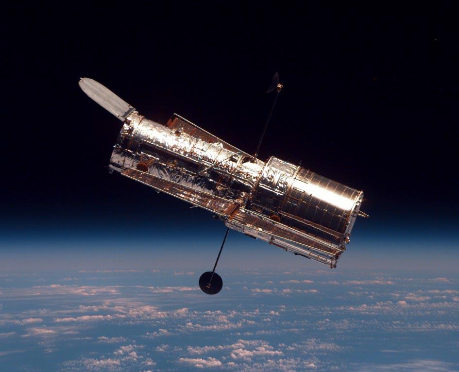 Hubble Space Telescope výroba 1977-1979 broušení 1979-1981 průměr 2,4 m, celková hmotnost 11 t přesnost broušení 30 nm odrazné vrstvy - Al 76,2 nm,