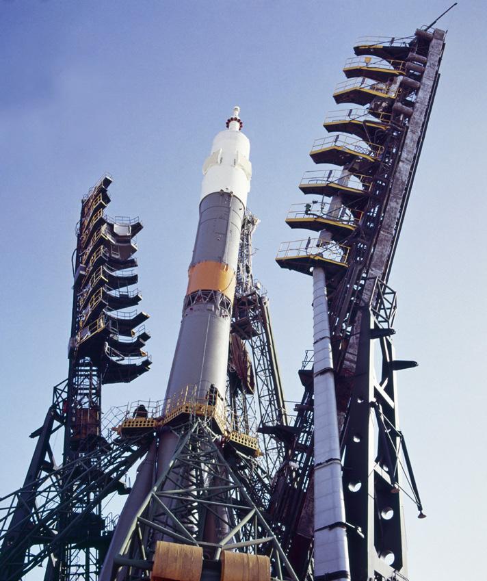 Oddělený sestupný modul lodi s oběma astronauty přistál asi 135 km severně