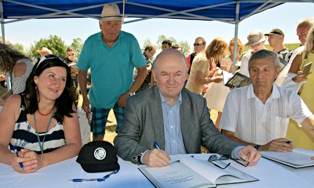 Vladimír Remek (69) Je absolventem Vyššího leteckého učiliště v Košicích, Vojenské letecké akademie Gagarina v Moninu (Rusko) a Vojenské akademie Generálního štábu SSSR v Moskvě.