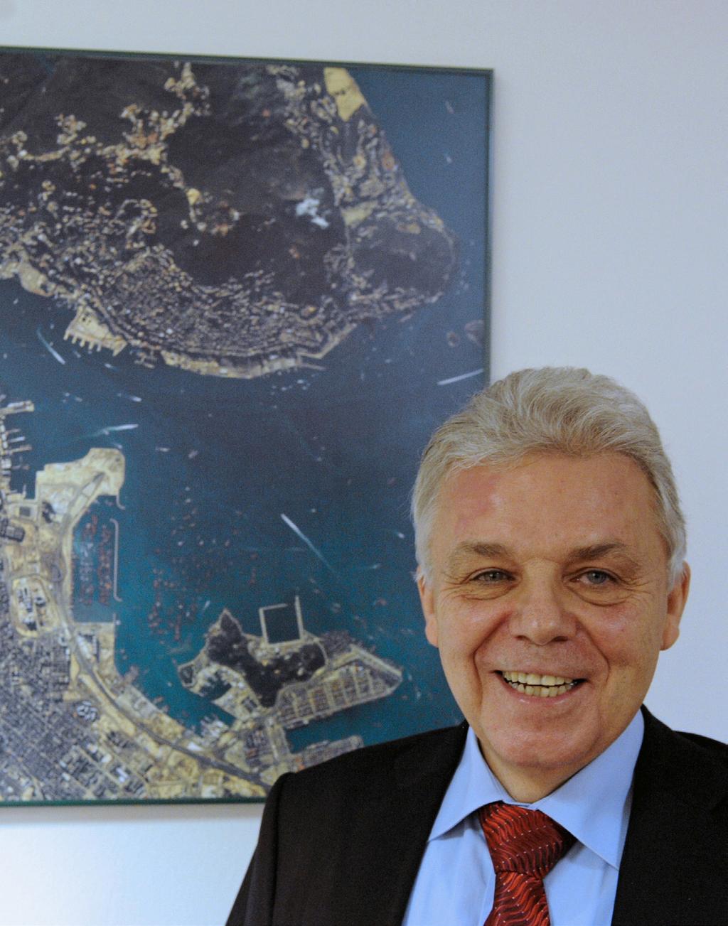 Karel Dobeš (71) Vystudoval obory mechanik frekvenčních zařízení, me řicí a řídicí technika, sdělovací technika a počítačové technologie. V letech 1975 až 2003 pracoval v německu.