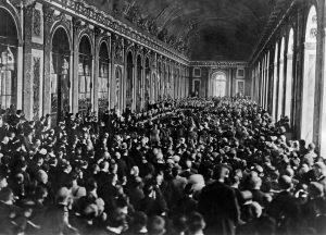 VERSAILLESKÝ MÍROVÝ SYSTÉM Autor, revidující: Václav Němec, Petr Pravda Shomáţdění v zrcadlovém sále ve Versailles před podepsáním Versailleské smlouvy Versailleská konference začala 18. ledna 1919.