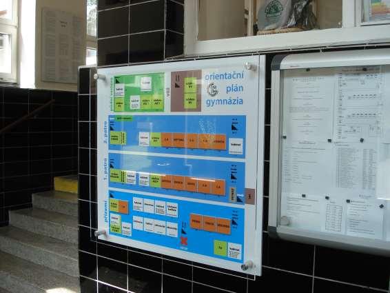 Obrázek 42: Centrální informační tabule ve vstupním prostoru školy Ocenění žáků, úspěšné projekty, soutěže a aktivity naší školy Den otevřených dveří na našem gymnáziu V letošním roce jsme přivítali