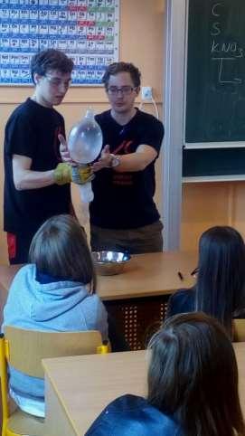 Hodina moderní chemie Hodina moderní chemie v podání studentů Vysoké školy chemicko technologické v Praze proběhla ve středu 11. dubna 2018.