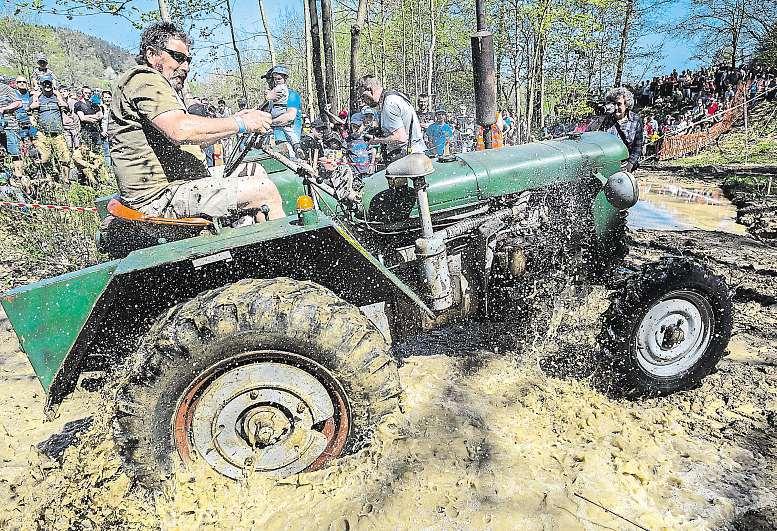 Na traktoriádě ve Zděchově na Vsetínsku si jejich piloti vyzkoušeli jízdu na trati určené pro motokros. Jezdí většinou lidé, kteří traktory znají celý život amají je doma kvůli práci. Mají knim vztah.