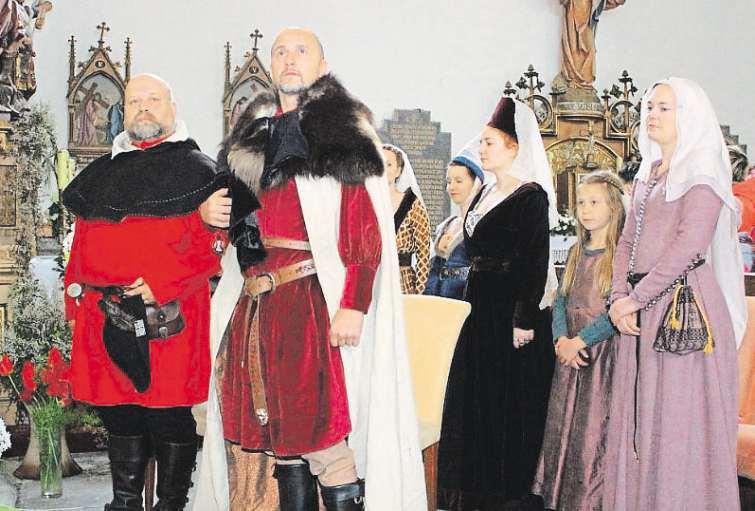 4 4. května 2018 Domažlicko a Klatovsko Hrady ukážídiplomacii, vědu ilékařství doby KarlaIV. Výročí založení pražské univerzity připomenou na Kašperku, cestu s papežem do Říma zase ve Velharticích.