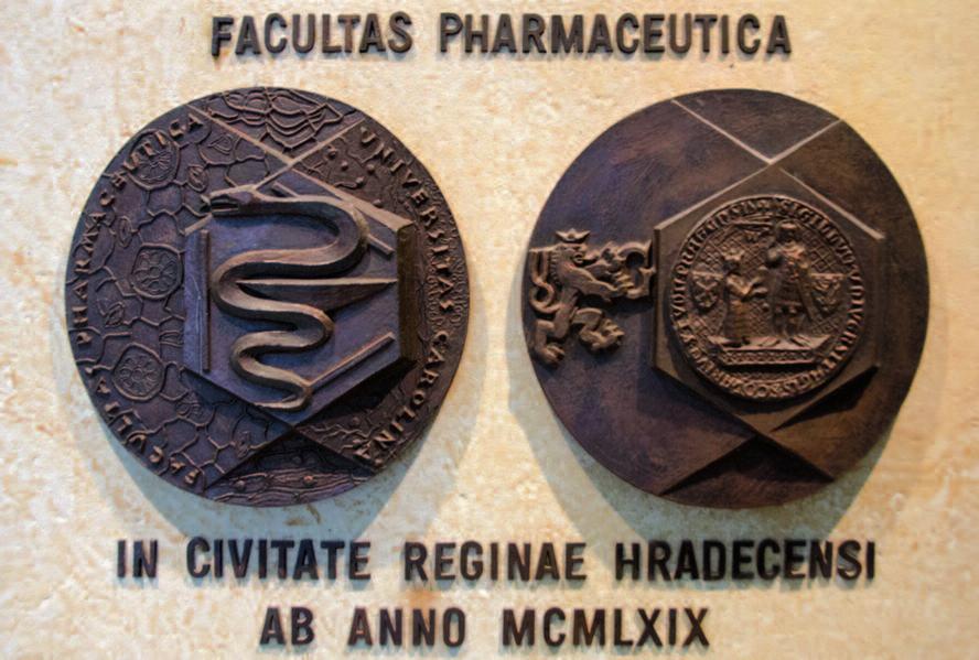 Základní údaje o fakultě 3.4 poslání, vize a cíle FaF UK je jednou ze dvou fakult v ČR zabezpečujících vzdělávání farmaceutů.