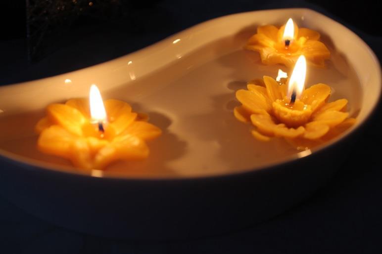 Svíčky Svíčky jsou ručně vyrobené ze včelího vosku. Svíčky ze včelího vosku mají oproti ostatním svíčkám mnoho výhod.