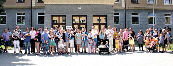 Do sálu v ZŠ Řehořova přišli 15 miminek slavnostně přivítat kromě rodičů i prarodiče a značný počet dalších rodinných příbuzných, kteří tak příjemně nabudili atmosféru.
