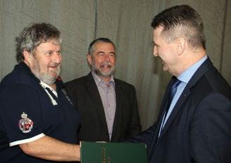 SVĚT DOLŮ Na slavnostním setkání byli generálním ředitelem Ivo Pěgřímkem a výrobním ředitelem Jiřím Nerudou oceněni Petr Novotný, revírník PÚ Skrývka